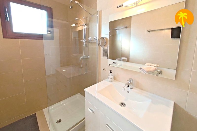 Bad mit gr. Dusche, Echtglas-Duschwand, modernem Badmöbel und vielen Haken und Stangen