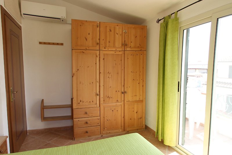 Master Bedroom im 1. Stock mit Fliegengittern, Balkon, Doppelbett, Klimaanlage, Flat-TV + großem Kleiderschrank