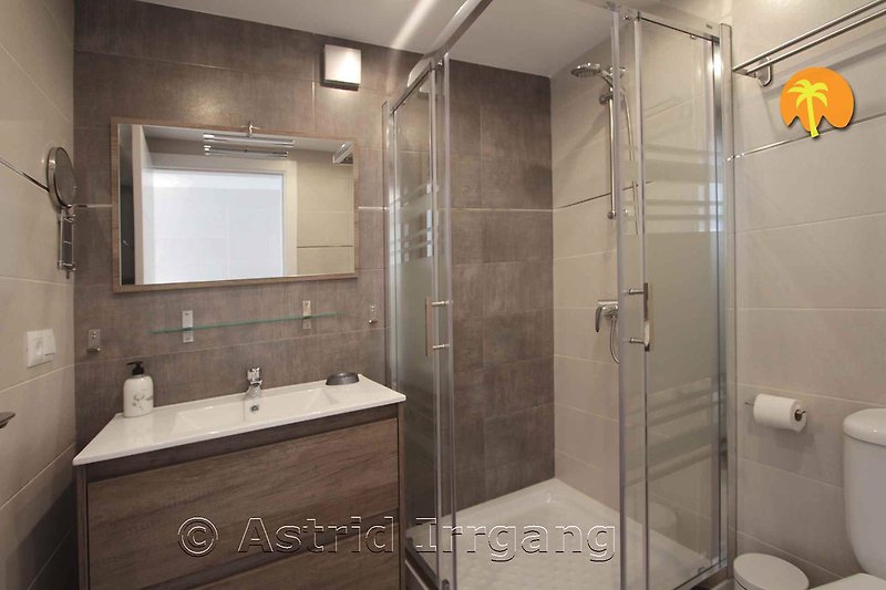 Modernes Bad im Studio mit Echtglas-Duschkabine