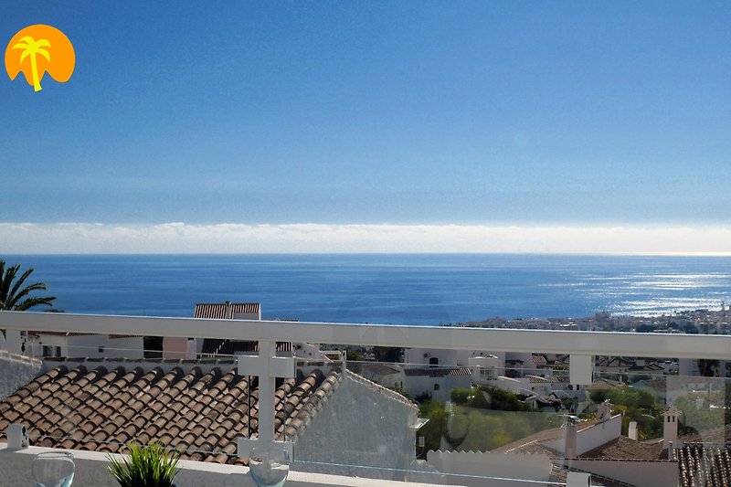 Traumhafter 180° Blick über das Mittelmeer, ruhige Lage an einem kleinen Platz mit Pinie und vielen tropischen Pflanzen