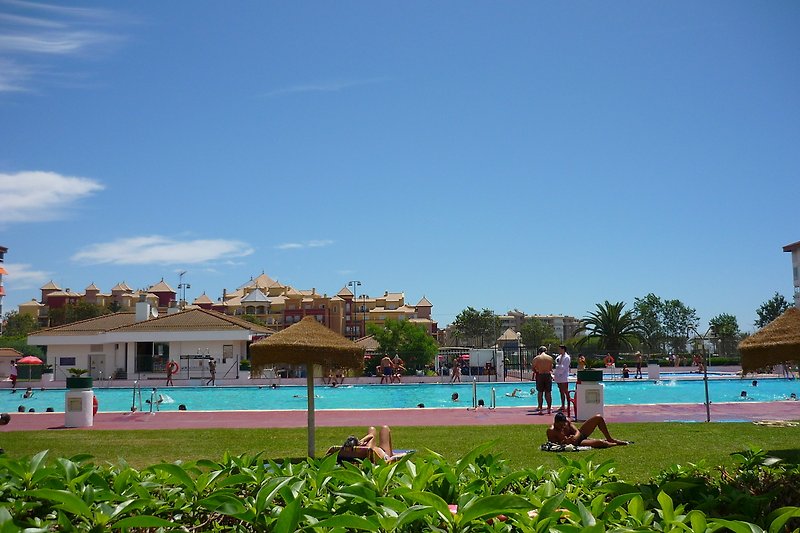 Der 50m Olympiapool von Laguna Beach, einer der 4 Pools + Winterpool, Hintergrund Tennisplätze Laguna Beach + RIU-Hotel