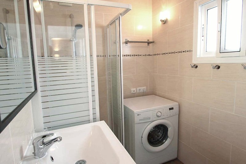 Modernes Bad mit Dusche, Fenster/Fliegengitter und Fußbodenheizung - und natürlich Waschmaschine. Viele Haken + Stangen