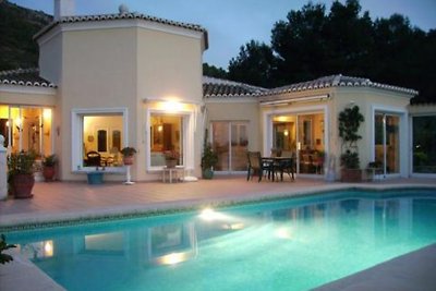 VILLA LUXUEUSE