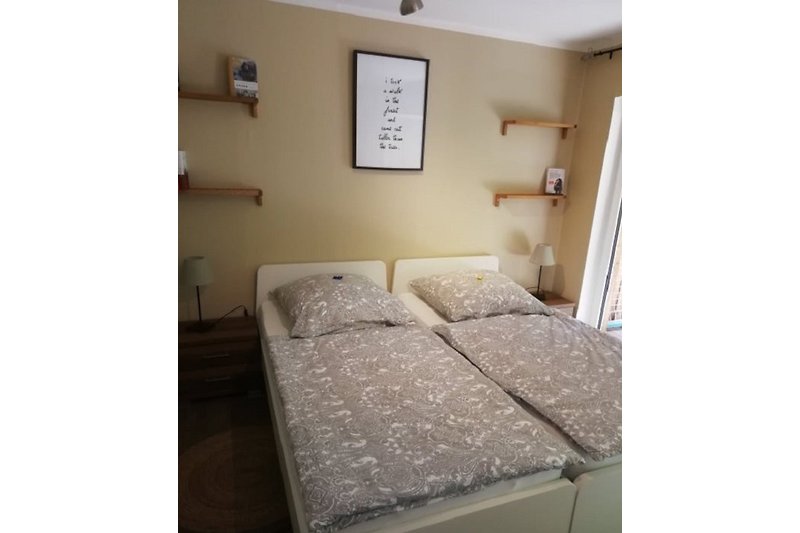 Schlafzimmer mit 1,80 x 2,00 Bett