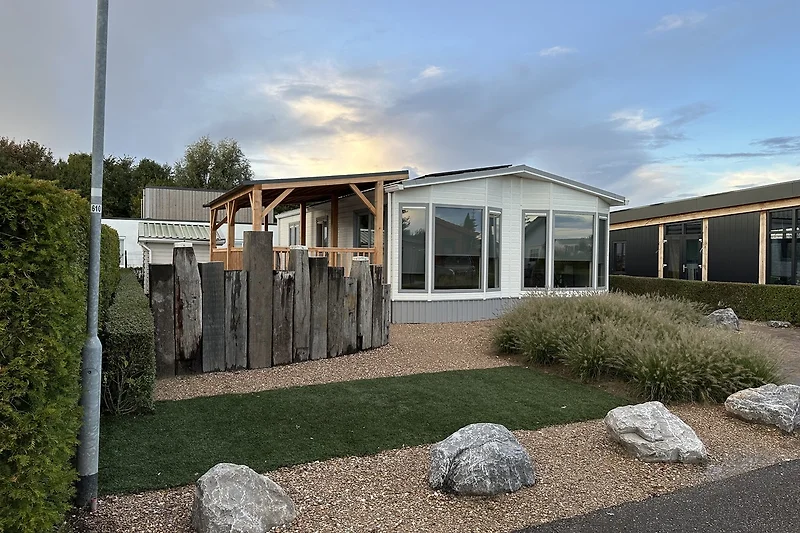 Prachtig huis met groene omgeving en blauwe lucht.