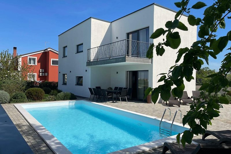 Moderne Villa mit Pool und Blick auf Wasser! ?