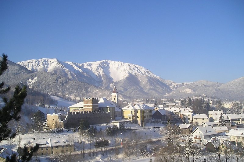 Puchberger Tal mit Blick zum Schneeberg, im Vordergrund Burgruine in Puchberg