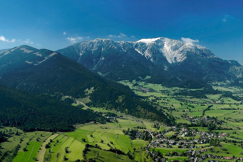 Puchberger Tal mit Schneeberg / unser Haus liegt etwas rechts des Bergausläufers in der Mitte des Bildes ©Wiener Alpen/Franz Zwickl