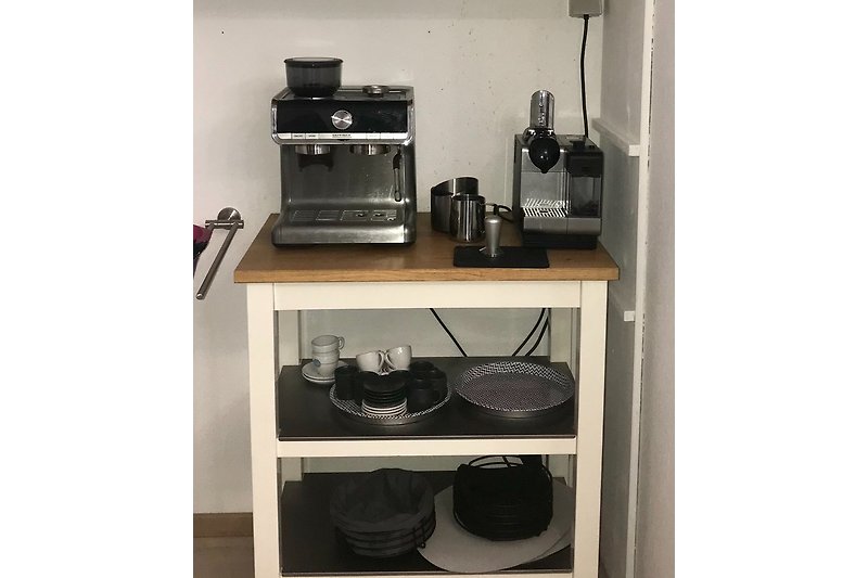 Kaffee-Ecke mit Siebträger und Nespressomaschine