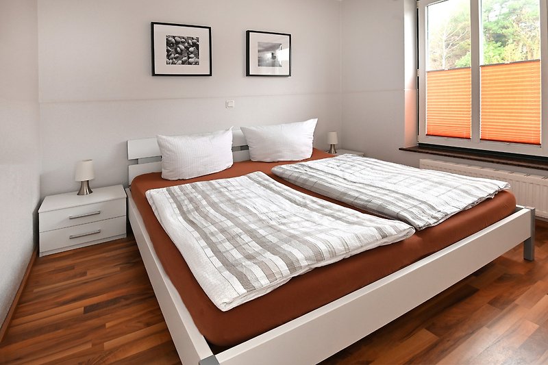 Schlafzimmer mit Doppelbett 1,80 x 2,00 m
