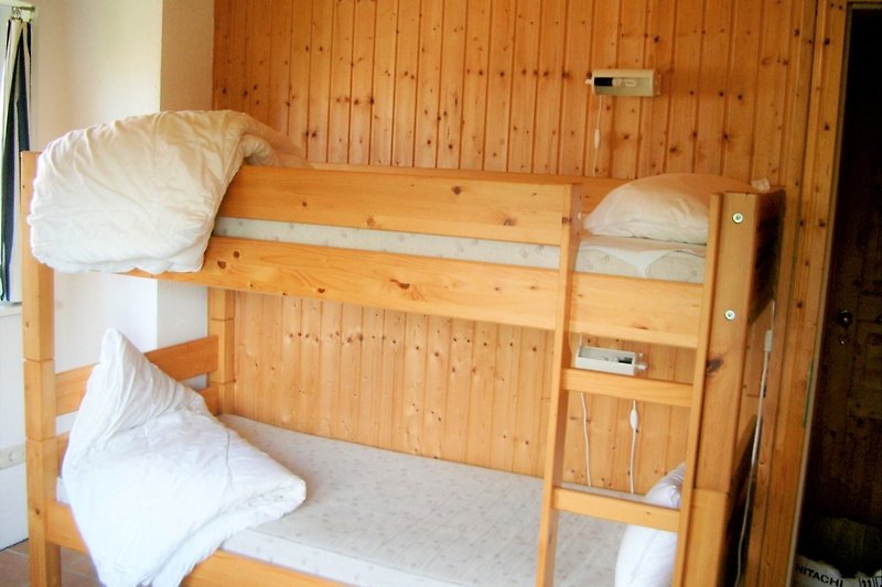 Schlafzimmer 2 mit Einzel- und Etagenbett