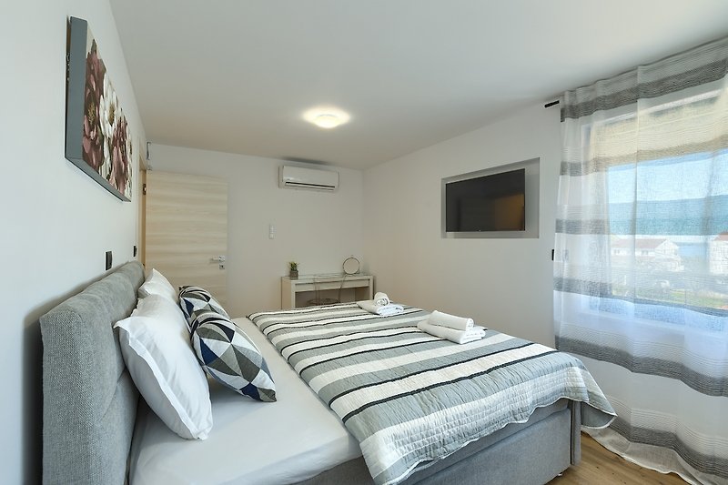 Modernes Schlafzimmer mit elegantem Bett und stilvoller Einrichtung.