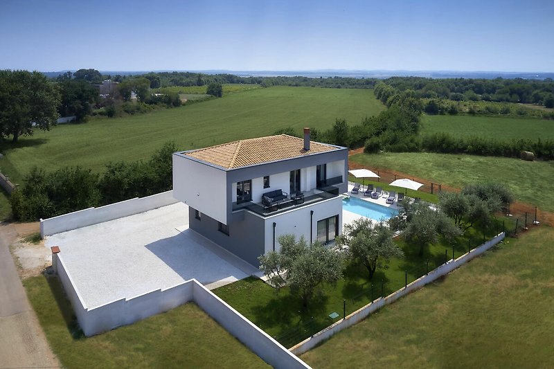 Charmante Villa mit weitläufigem Garten und malerischer Landschaft.