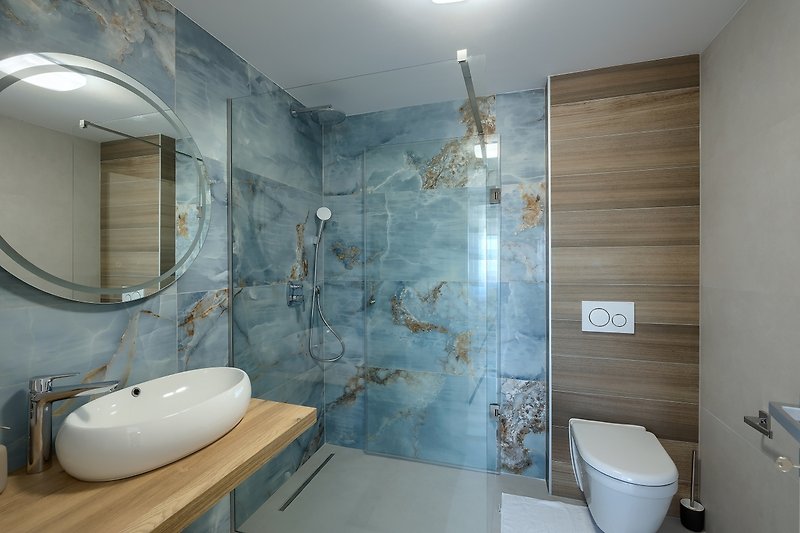 Modernes Badezimmer mit lila Akzenten und Armatur.