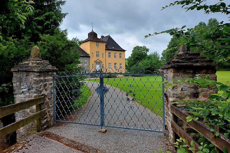 Schloss Amecke mit angrenzendem Golfplatz