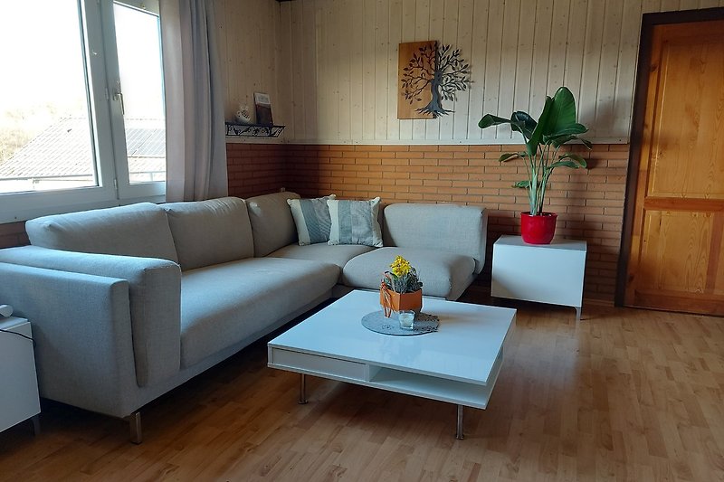 Wohnzimmer mit bequemen Sofa