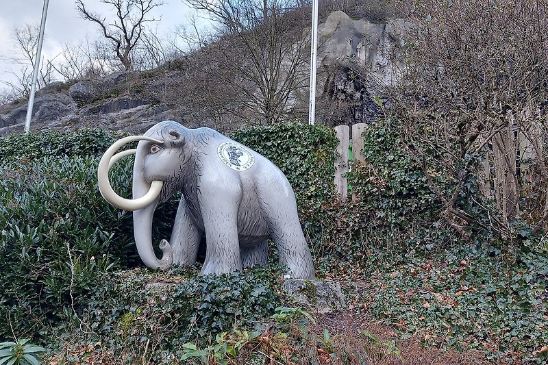 Das Mamut steht vor der größten Kulturhöhle Europas in Balve