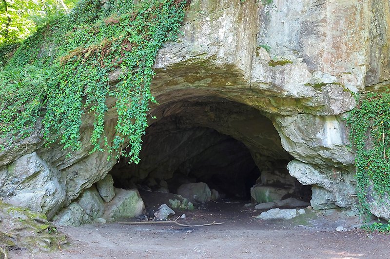 Die Feldhofhöhle, eine frei zugängliche Höhle.