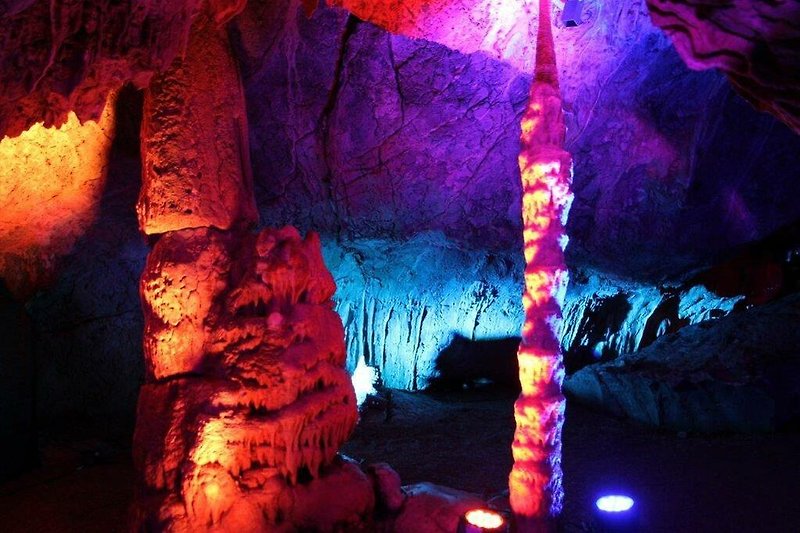 Höhlenleuchten in einer der zahlreichen Höhlen in der Umgebung.