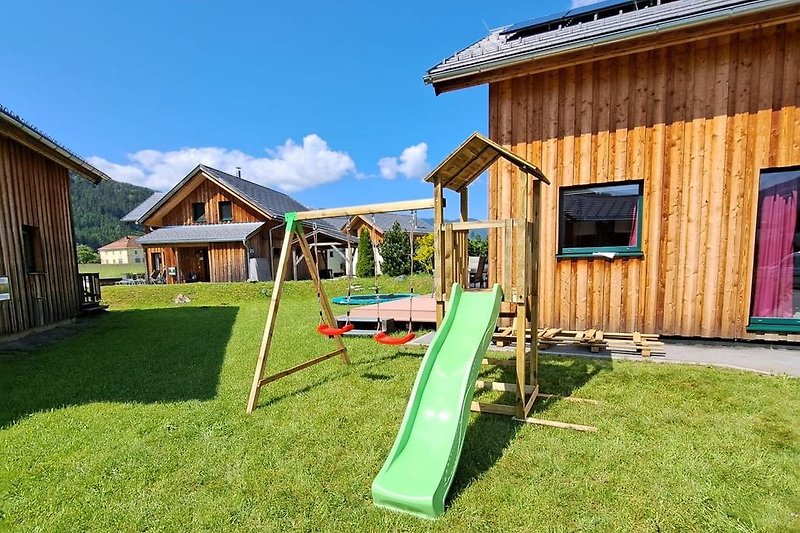 Ferienhaus mit idyllischem Garten Schaukel samt Spieleturm für die Kleinen sowie Trampolin