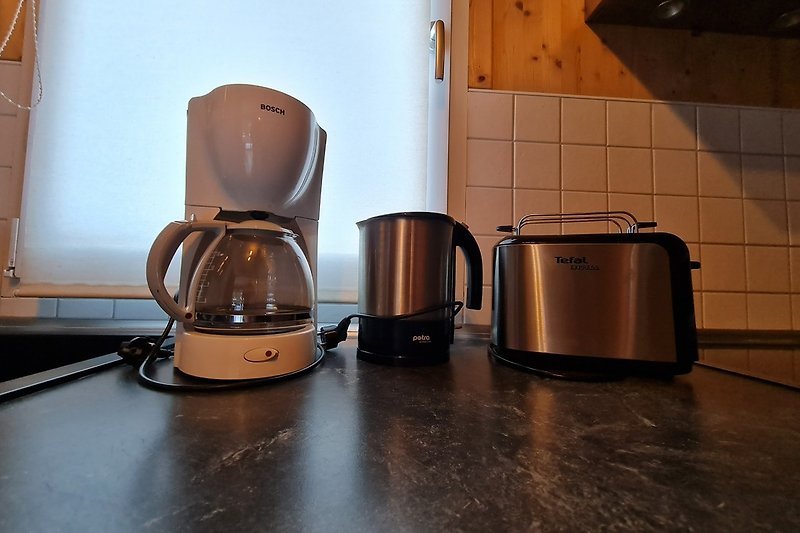 Kaffeemaschine, Wasserkocher und Toaster vorhanden