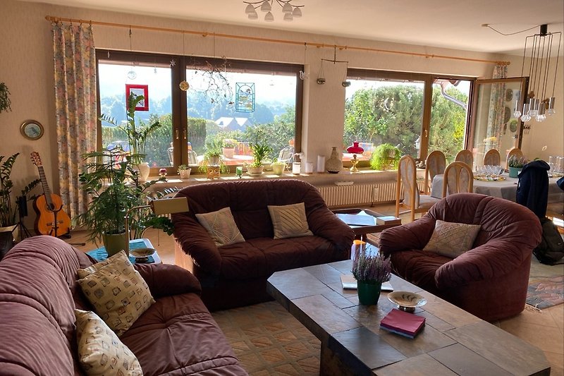 Wohnzimmer mit Eifelblick auf die Terrasse