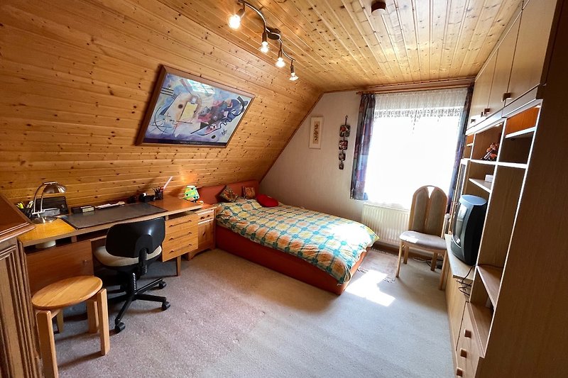 Einzelschlafzimmer 3, OG 'Sonnenaufgang' 120x200 plus Einzelmatratze auf dem Boden und TV