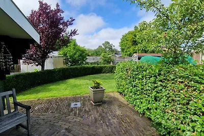 Gartenhaus mit Garten und Terrasse.