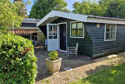 Gartenhaus mit Garten und Terrasse.
