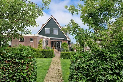 Gartenhaus mit Garten und Terrasse.
