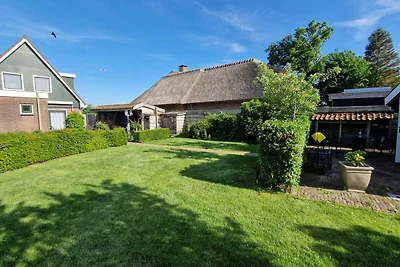 Gartenhaus mit Garten und Terrasse.