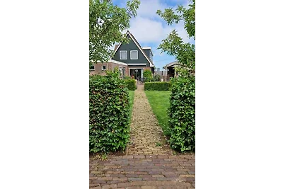 Gartenhaus mit Garten und Terrasse.