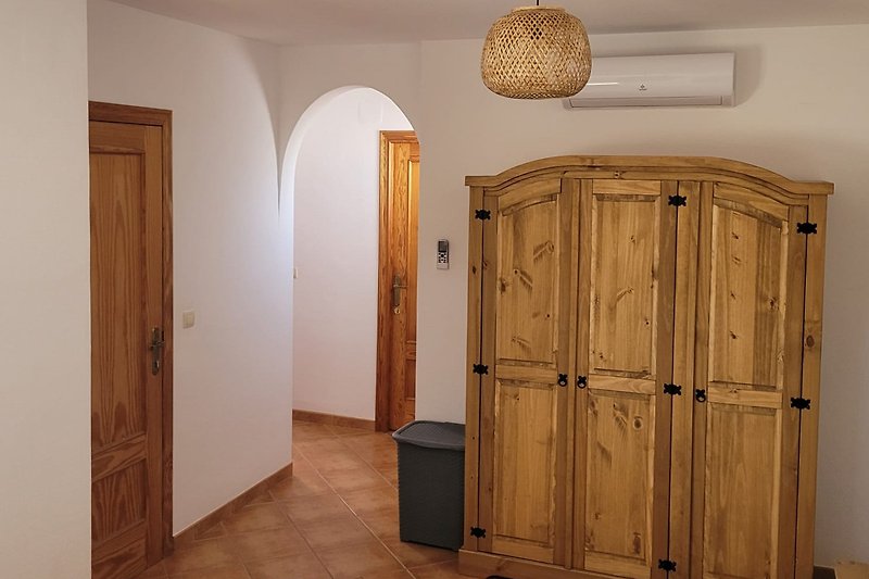 Holzhaus mit schönen Schränken, Türen und Holzboden.