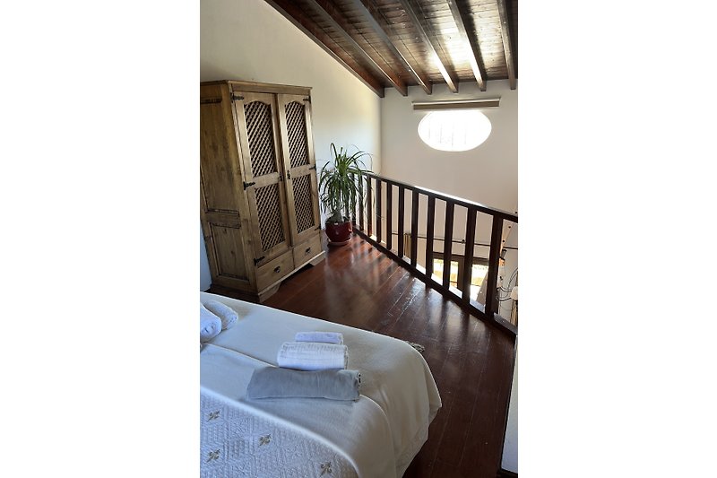 Mooi ingerichte kamer met houten interieur en stijlvolle inrichting.
