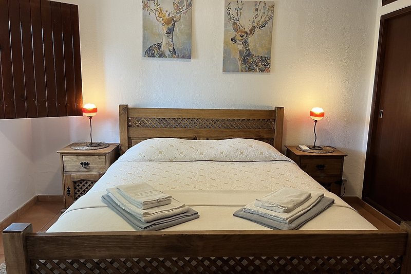 Prachtig ingerichte slaapkamer met comfortabel bed en stijlvolle verlichting.