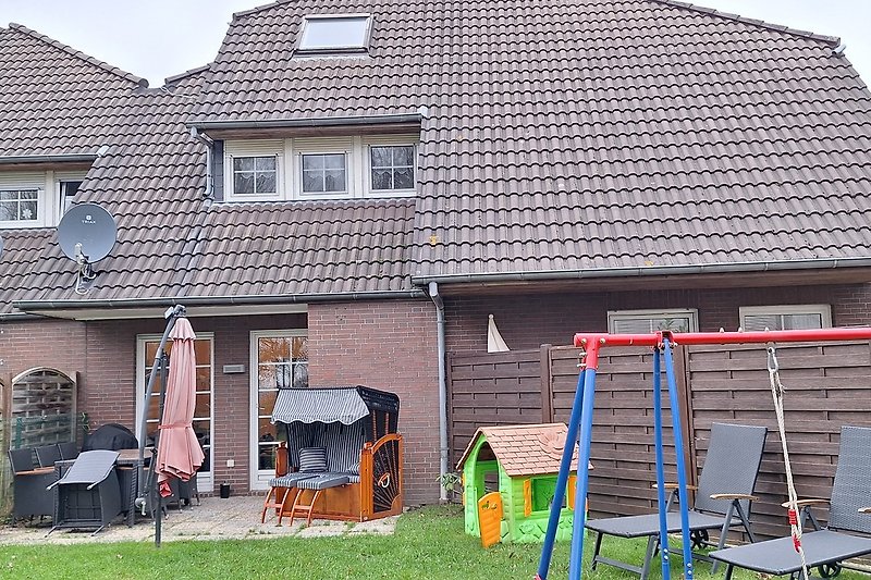 Blick vom eingezäunten Garten zum Haus