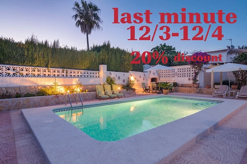 Weitläufige Hacienda mit Pool, Palmen und beeindruckender Gartenanlage.