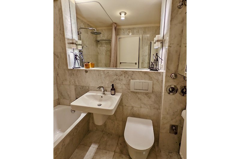 Badezimmer div Ablageflächen, Waschbecken, Haartrockner und WC