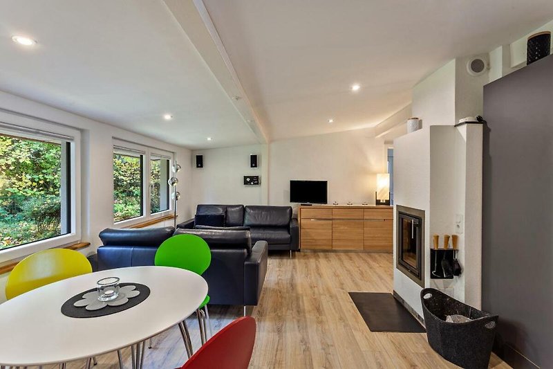 Gemütliches Wohnzimmer mit bequemer Couch und stilvollem Holzmobiliar.