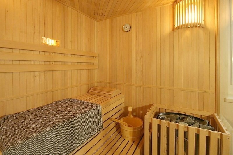 Gemütliches Zimmer mit Holzboden und stilvoller Fensterverkleidung.