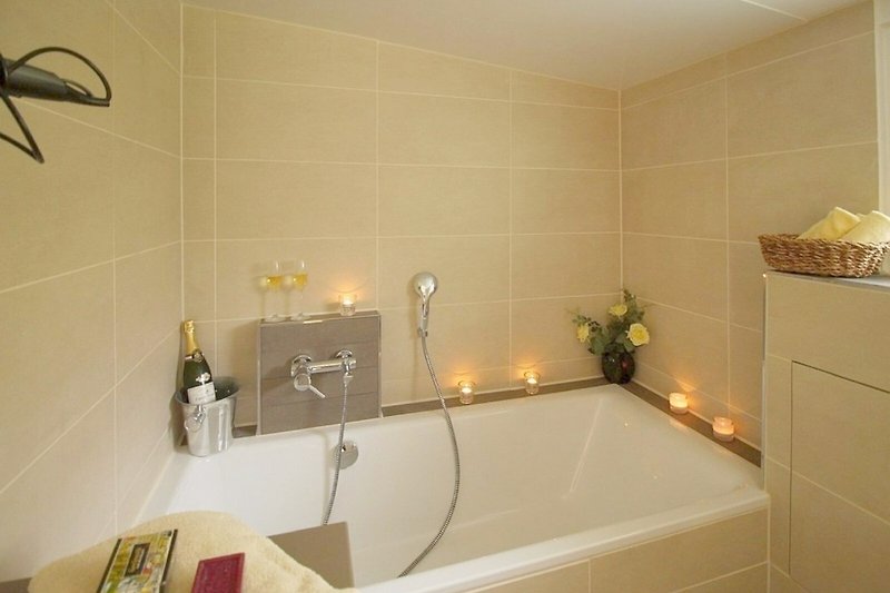 Ein stilvolles Badezimmer mit Badewanne, Fliesen und moderner Ausstattung.