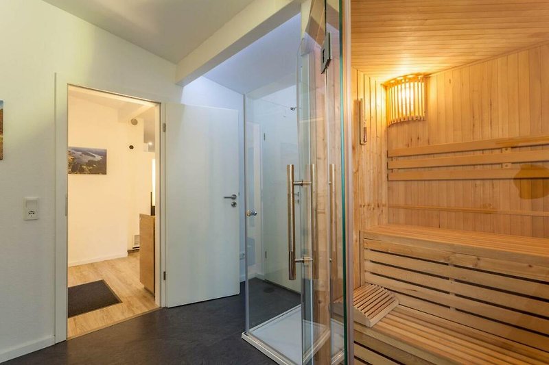 Moderne Holztür mit stilvollem Griff und Glasfenstern.