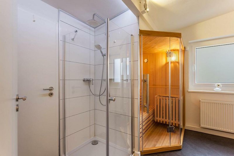 Ein modernes Badezimmer mit Dusche und stilvoller Ausstattung.