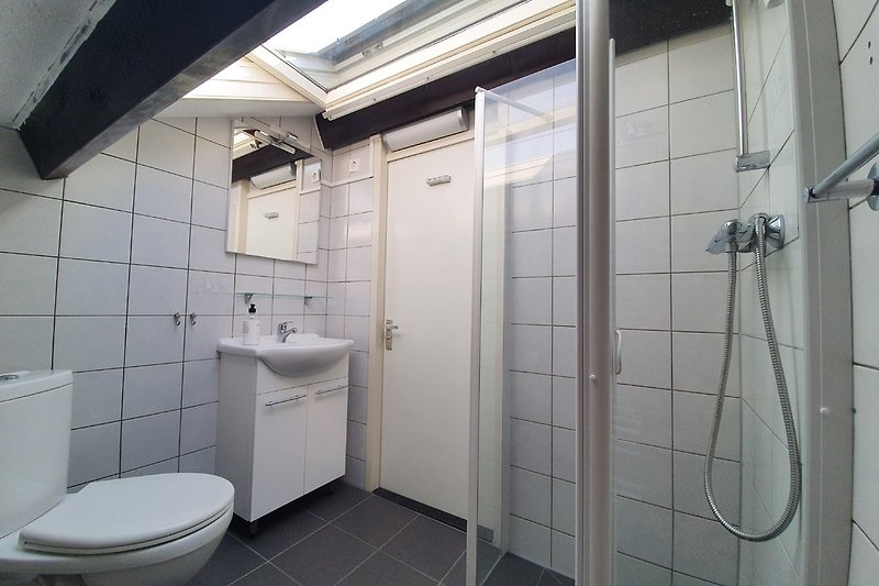 Badkamer op de 1e etage met douche, toilet en wastafel