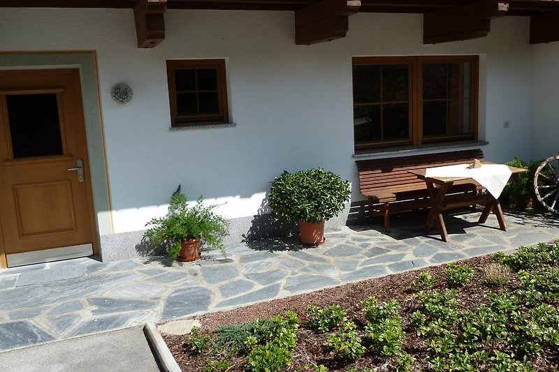 Schönes Haus mit gepflegtem Garten und gemütlicher Terrasse.