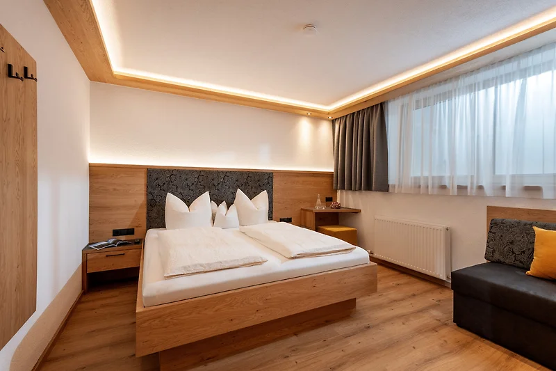 Gemütliches Schlafzimmer mit hochwertiger Bettwäsche.