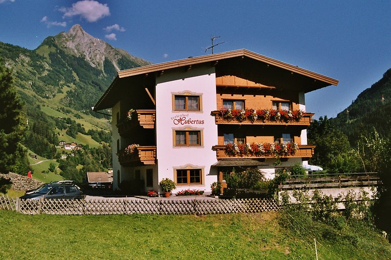 Moderne Ferienwohnung mit atemberaubendem Bergblick und malerischer Landschaft.