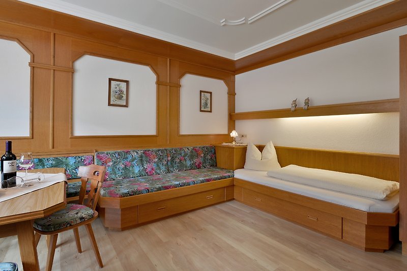 Stilvolles Interieur mit hochwertigen Möbeln und gemütlichem Bett.