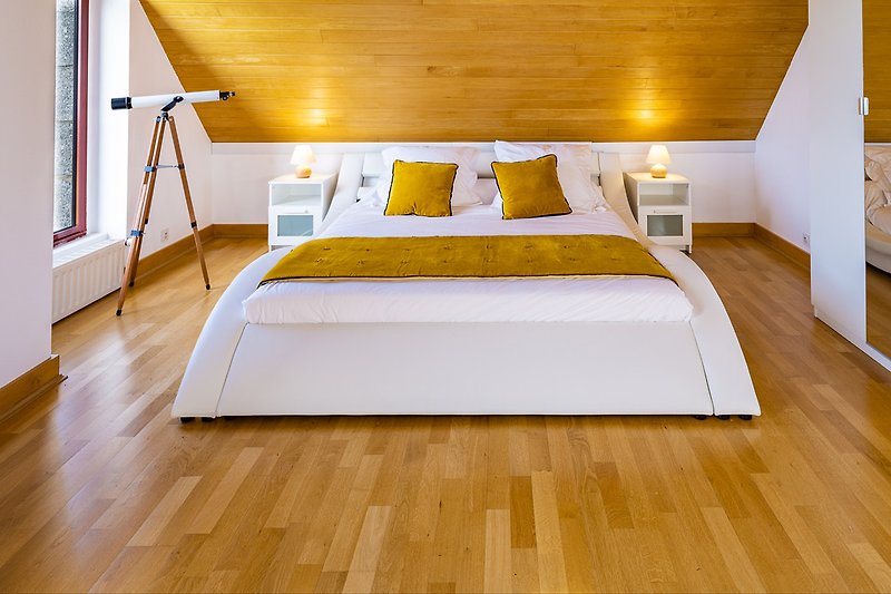 Masterbedroom mit Kingsize Bett (180x200 cm), eingetaucht im Licht, Panoramablick auf das Meer, TV, Schreibtisch, PC-Bildschirm