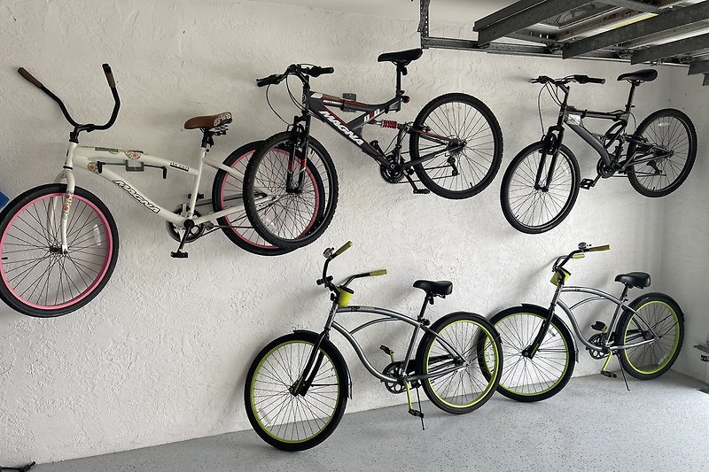 Fahrrad mit Reifen und Rad in grauer Umgebung.